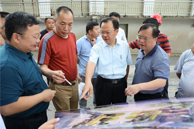 黃金龍現(xiàn)場調(diào)度中渡口碼頭建設情況