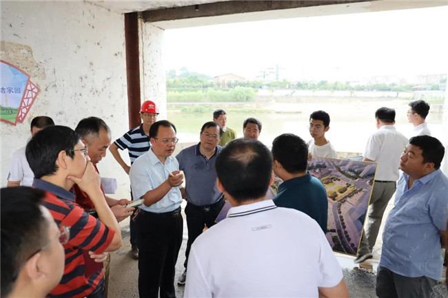 黃金龍現(xiàn)場調(diào)度中渡口碼頭建設情況