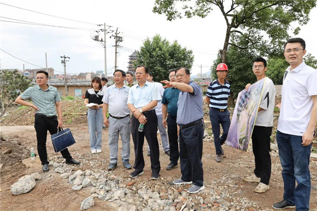 黃金龍現(xiàn)場調(diào)度中渡口碼頭建設情況