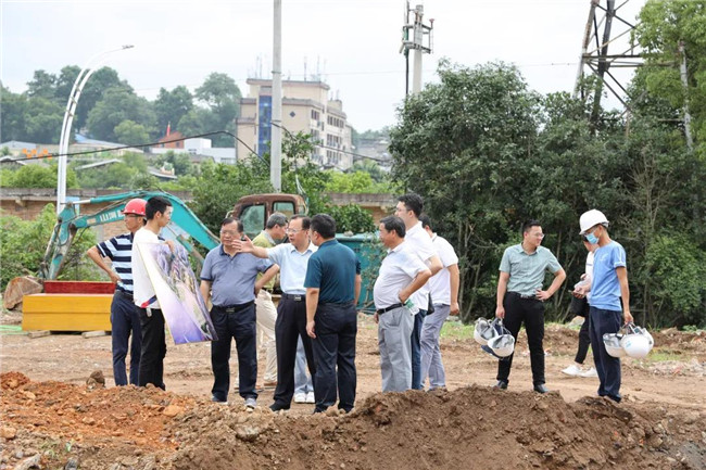 黃金龍現(xiàn)場調(diào)度中渡口碼頭建設情況
