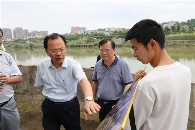 黃金龍現(xiàn)場調(diào)度中渡口碼頭建設情況