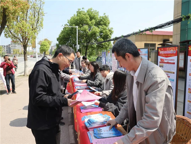 市城投集團(tuán)組織開(kāi)展普法宣傳黨員志愿服務(wù)活動(dòng)